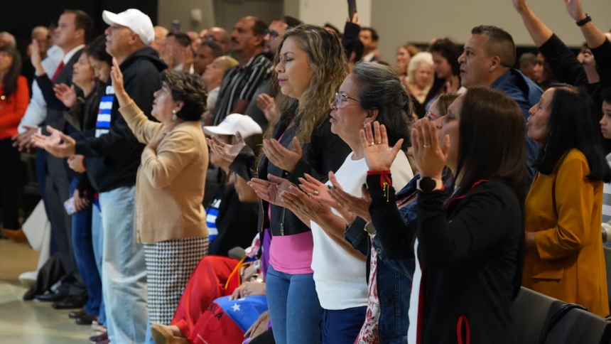 La comunidad cubano‑venezolana del condado Miami‑Dade protagonizó una emotiva jornada de oración por "la libertad de Cuba y Venezuela", en un acto que reunió a centenares de exiliados en la iglesia cristiana Presencia Viva, en Doral, en Florida (EEUU).  