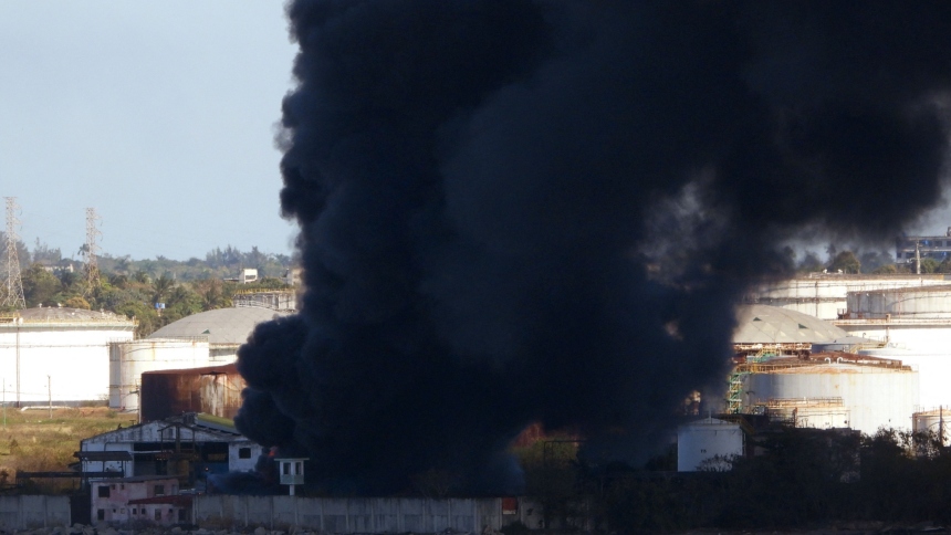 Un incendio de gran magnitud se desató este viernes, 13 de febrero, en la refinería Ñico López de La Habana, una de las instalaciones energéticas más sensibles de Cuba, generando una densa columna de humo negro visible desde varios puntos de la capital.  