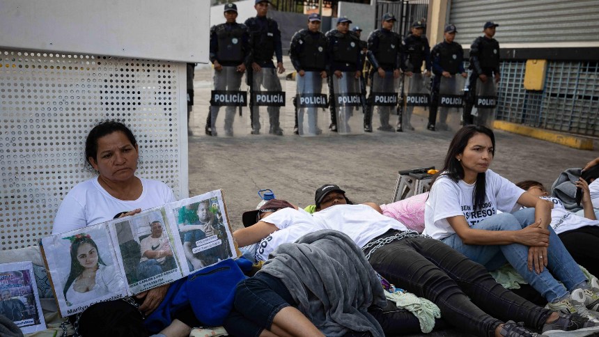Familiares de presos políticos en Venezuela se sumaron este sábado a la huelga de hambre comenzada en la víspera por sus parientes, recluidos en un comando policial en Caracas, y pocas horas después de que fueran excarceladas 17 personas, entre ellas dirigentes sindicales y dos jóvenes con trastorno del espectro autista.