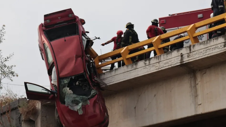 El Periférico Ecológico de Puebla, en México, se convirtió en el escenario de un rescate tan dramático como angustiante, luego de que un carro color rojo quedara colgando del puente que conecta con la Avenida Ferrocarril tras un brutal accidente.  