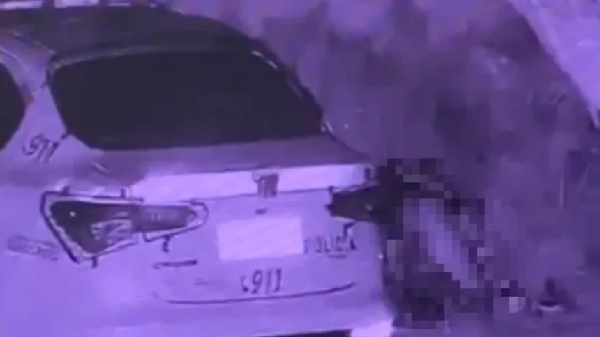 Un escándalo sacudió a la Policía de Buenos Aires (Argentina), luego de que se difundiera un video en el que un joven agente de 22 años aparece manteniendo relaciones sexuales al lado de su patrulla, en plena vía pública.  