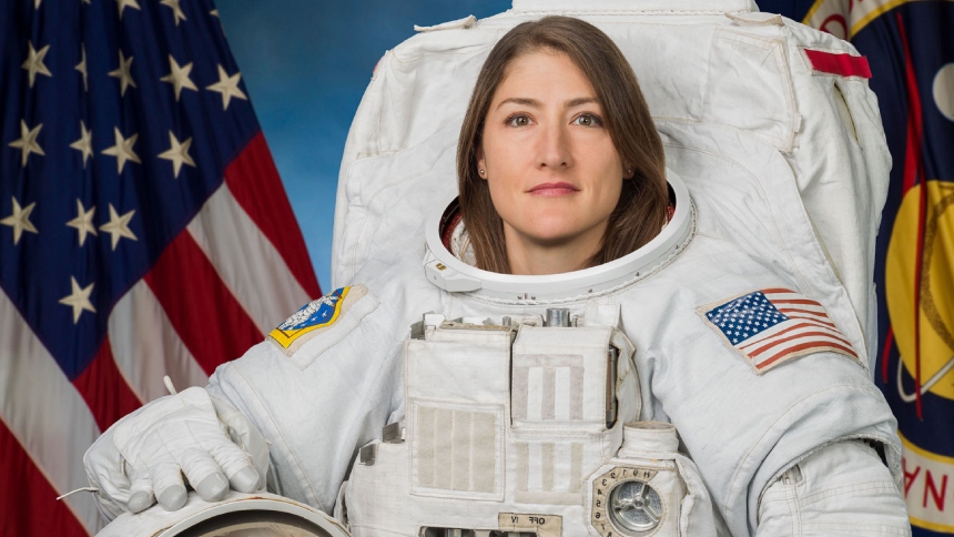 La misión Artemis II de la NASA está a punto de marcar un antes y después en la historia de la exploración espacial, y una de sus protagonistas será la astronauta Christina Koch, quien se convertirá en la primera mujer en viajar más allá de la órbita terrestre baja y acercarse a la Luna.  