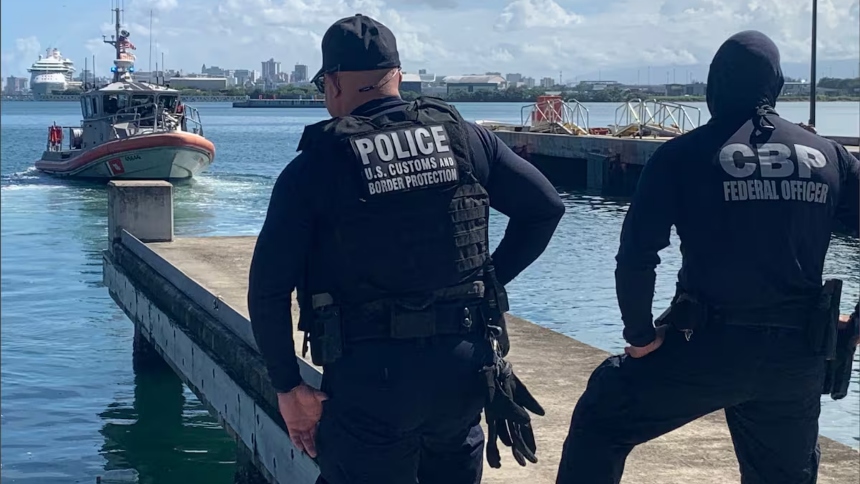 Tres ciudadanos venezolanos fueron arrestados tras una interceptada su embarcación con al menos 643 kilogramos de cocaína ocultos en bidones de gasolina en aguas cercanas a Puerto Rico, informó la Fiscalía federal en la isla y de Estados Unidos.  