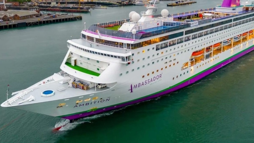 Un muerto y más de 1.700 personas permanecen confinadas a bordo del crucero Ambition, en Francia, tras un brote de enfermedad gastrointestinal que ha dejado 49 pasajeros enfermos y obligó a suspender todos los desembarques en el puerto de Burdeos. 