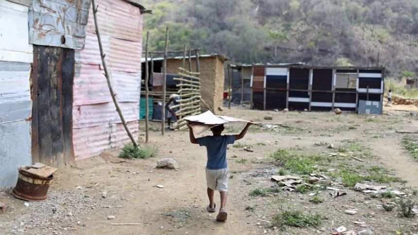 El 55% de la población venezolana vive en "pobreza multidimensional", según una encuesta